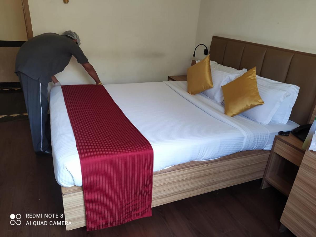 Hotel Plaza Mumbai  Buitenkant foto