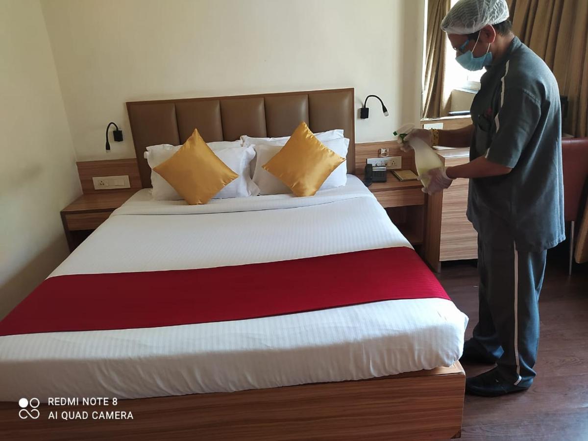 Hotel Plaza Mumbai  Buitenkant foto