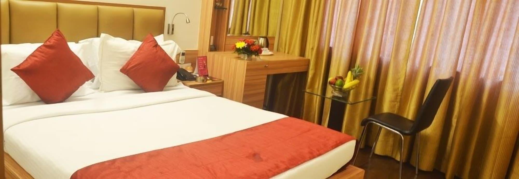 Hotel Plaza Mumbai  Buitenkant foto
